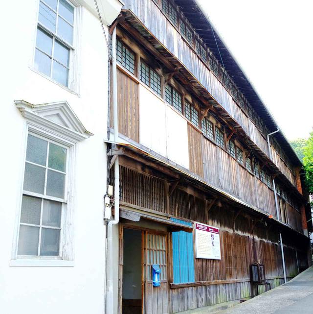 画像: 愛媛蚕種。木造三階建ての会社です。なんと現役!