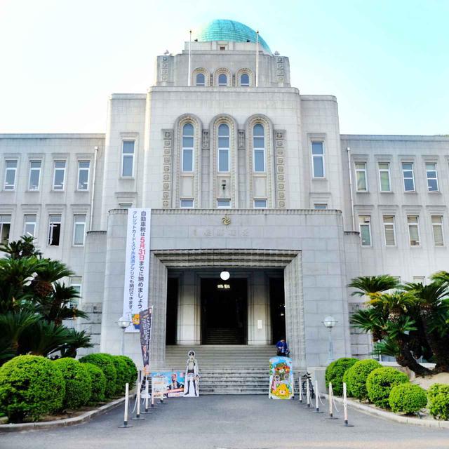 画像: 萬翠荘からも歩いて行ける愛媛県庁舎へ。ドームを中心に置き左右対称の気品ある本館。