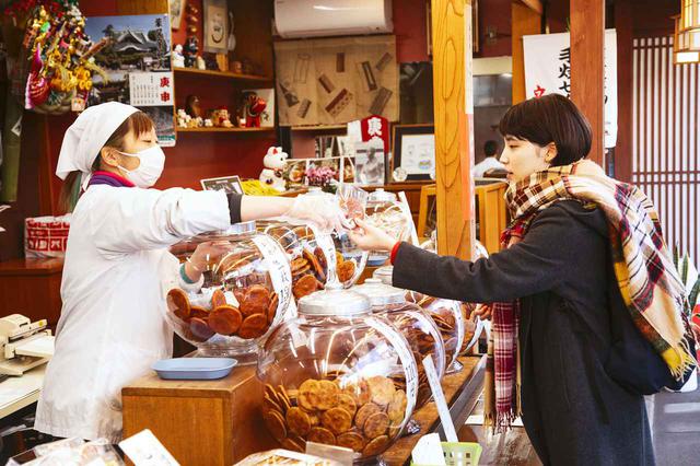 画像4: 昔ながらの手焼きせんべいを味わえる「立花屋煎餅店」