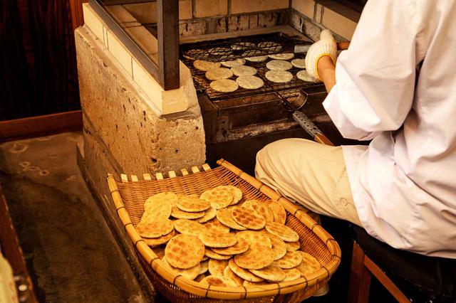 画像2: 昔ながらの手焼きせんべいを味わえる「立花屋煎餅店」