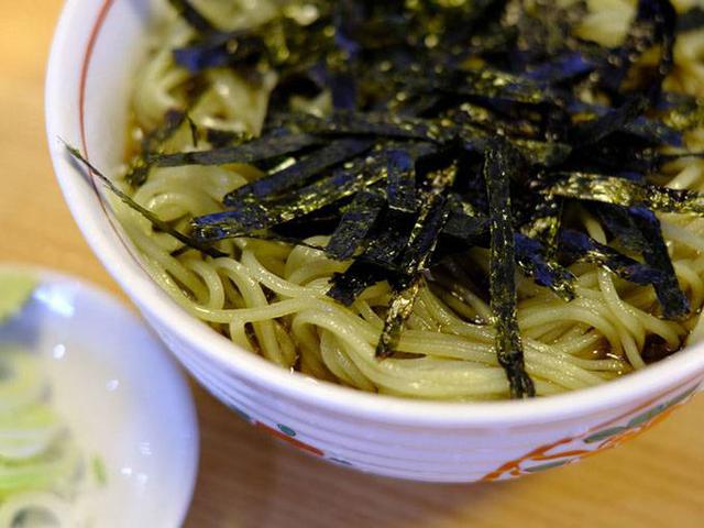 画像: 「無量寿」をオーダー。少し麺が緑色なのはクロレラを練り込んでいるからです。