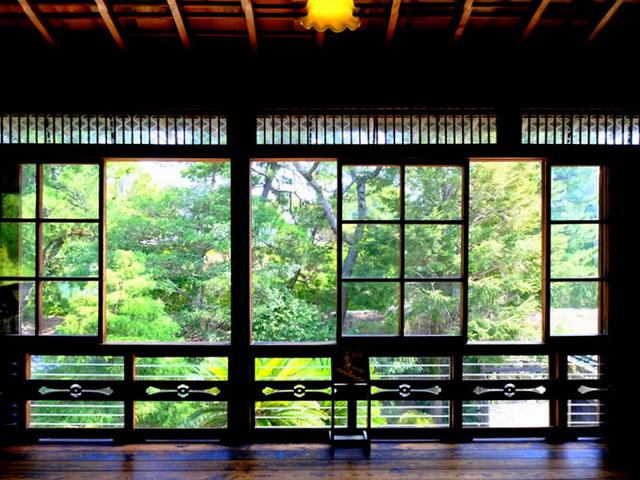 画像: ちょうどお客さんが切れて静かな空間に。窓の外の景色がとても清々しかったです。