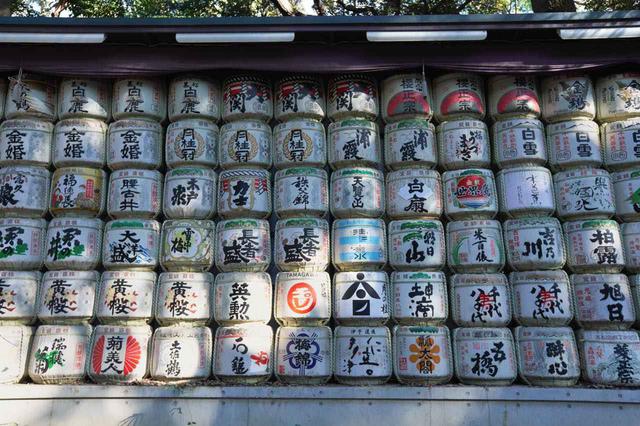 画像1: つい眺めてしまう、各地から奉納された日本酒とワイン
