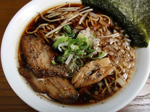 画像: 「ブラックラーメン」 見ためよりも醤油感は控えめで、バランスの良い甘さも広がる