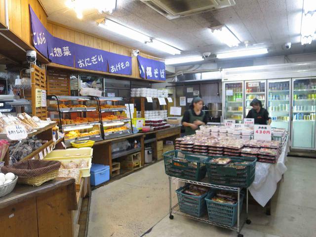 画像: 「こんなにたくさん!」と驚くほど、まさに山積みのお弁当など。どれも美味しそうで目移り必至だ