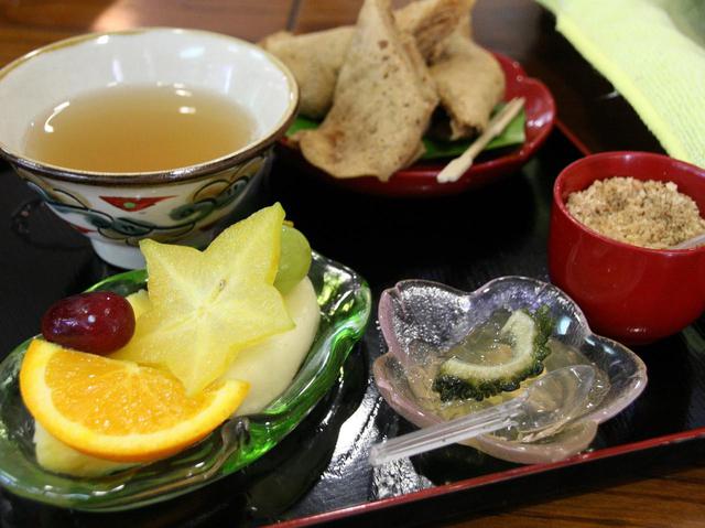 画像: ぶくぶく茶は1200円で、沖縄伝統の御菓子や季節の果物などもたくさんつき、大満足