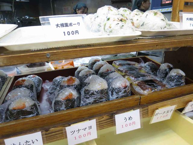 画像: おにぎりも、もちろん手作り。めんたい、ツナマヨ、うめなどのほか、大根葉ポークなど珍しいタイプも