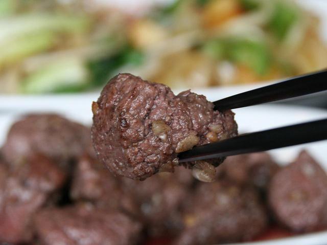 画像: 柔らかくて旨みのある牛ヒレステーキ。塊が目の前で焼かれてカットされていく光景も楽しく、美味増幅