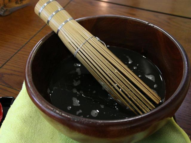 画像: 大鉢に入った煎米湯が、大きな茶せんと共に登場。これを自ら泡立てるスタイル