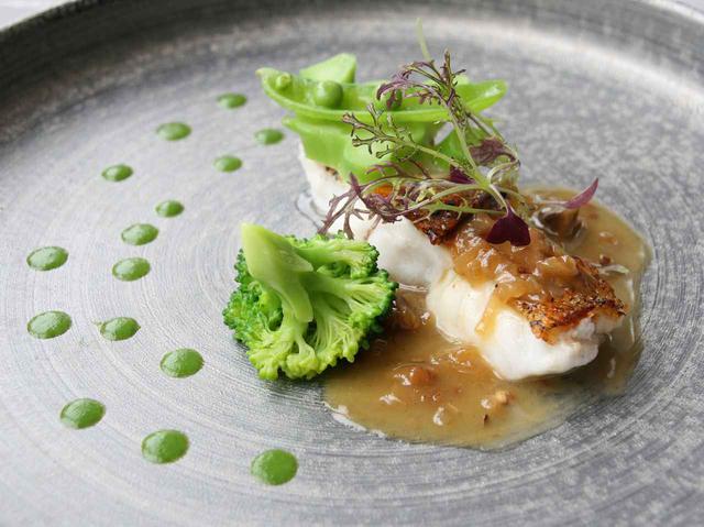 画像: 沖縄の食材、白身の良さを活かした黒ミーバイのポワレ。ベルモットを使用したソースでハーブ的な風味も