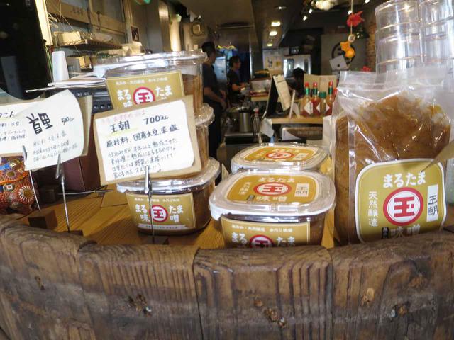 画像: 店内では、国産大豆使用の米味噌「王朝」を始め、数種の「玉那覇味噌醤油」の味噌を販売している