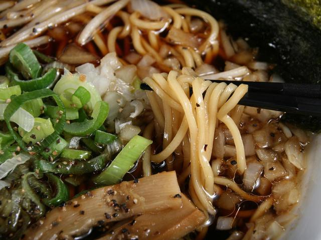 画像: ツルリとした口あたりでのど越しも良いストレート麺。他に「あっさりとんこつ醤油」「塩」「味噌」なども