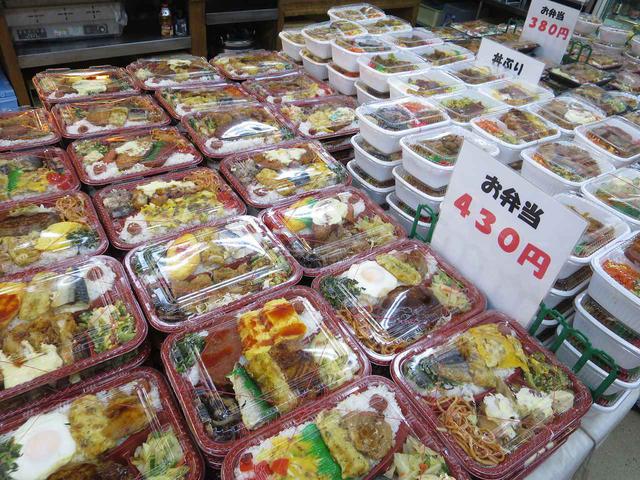 画像: お弁当は430円、380円、300円、180円と大きさによって種類がある。手づくりの良さが光る
