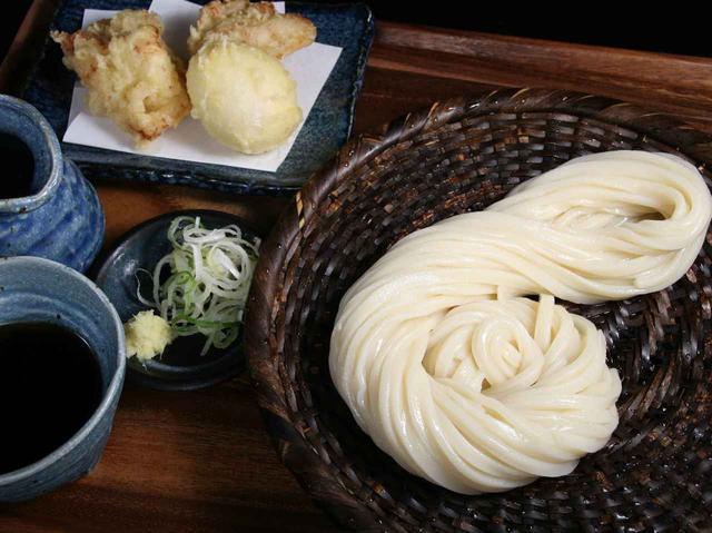 画像: 親子天ざる950円。うどんの纏め方も素敵で、料理の美しさも。藍色の器にもこだわりが
