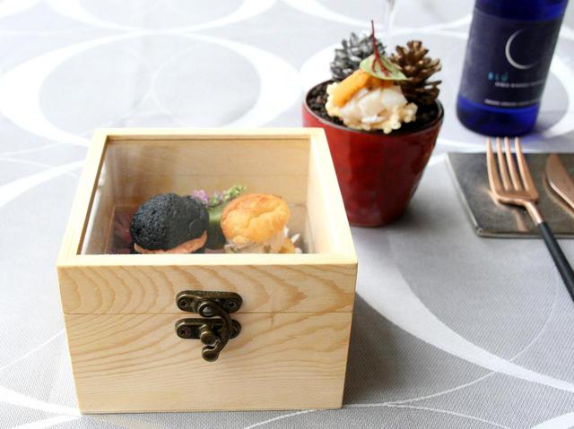 画像: アミューズ。北海道産ホタテ&ウニや、サーモンをサンドした竹炭&蕎麦粉のガレットなど細部にも真剣さが
