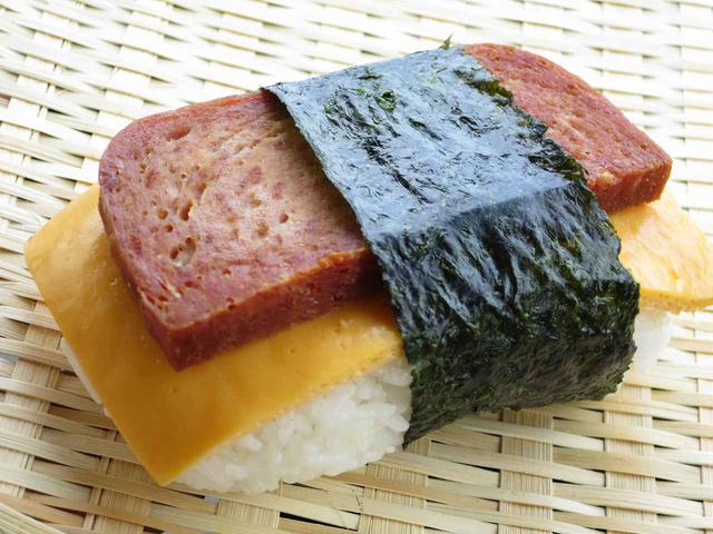 画像: ポーク玉子 170円。ふっくらと炊き上げたごはんと玉子焼の甘み、厚切りポークハムの塩加減が一体化