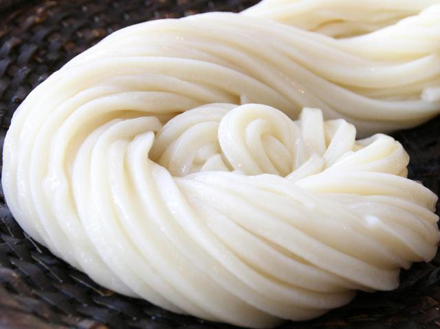 画像: 香川と三重の小麦粉を用い、前日から仕込む手法の自家製うどん。もちもちとした食感が楽しめる