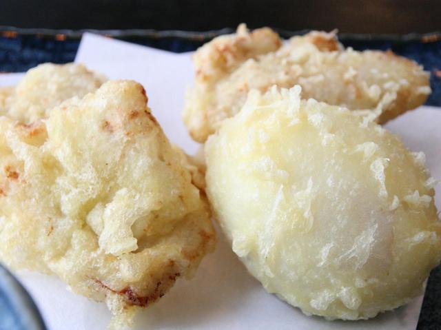 画像: 鶏天と半熟玉子天が載るのが“親子天”。他にもおつまみ的な一品もあり、お酒&おつまみも楽しめる