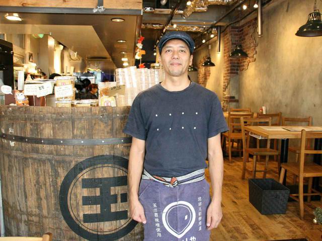 画像: 中西武久さんは東京在住だったが、母方の家業の味噌や沖縄の食材などを世界に伝えるべく、那覇へ移住した