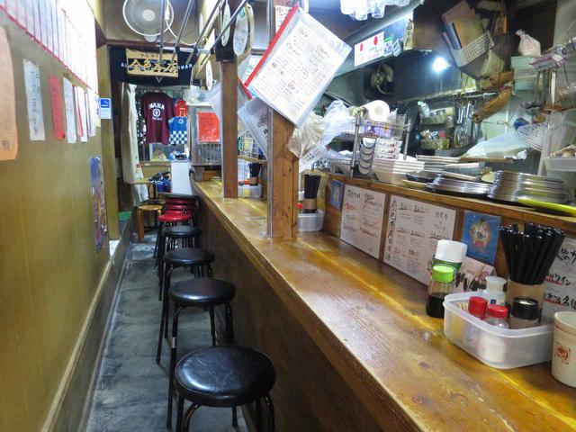 画像: 昭和の懐かしさただよう店内。1階はカウンターで、2階はお座敷になっている。実は旅館を改装している
