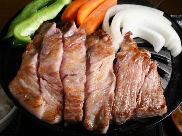 画像: 厚切りで食べ応えもありつつ、柔らかジューシー。固形燃料で、最後まで熱々なのも嬉しい