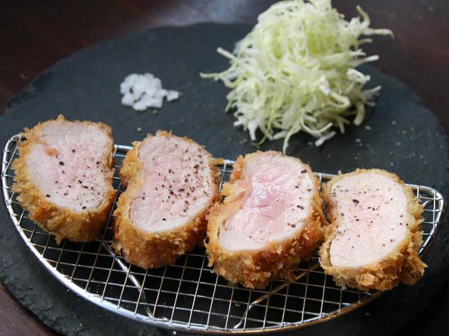 画像: レギュラーメニューに昇格した「至高のヒレカツ」。与那国島の花塩でいただけば、幸福感満足感最高レベル