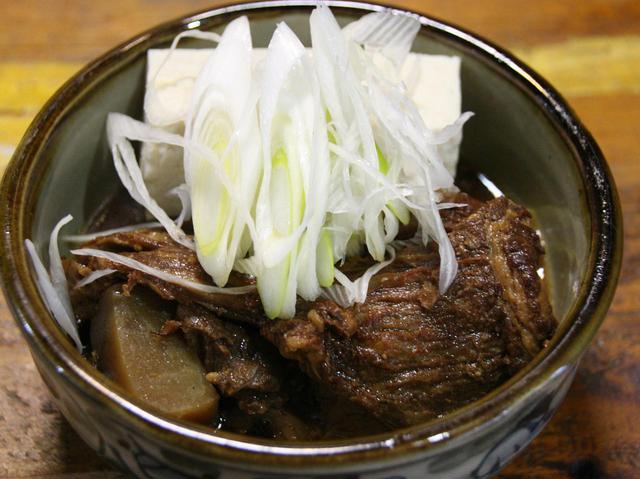 画像: 石垣牛の煮込み 390円。じっくりと石垣牛を煮込んだ一品。リーズナブルなのも嬉しい