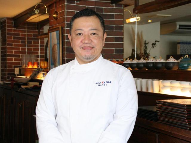 画像: オーナーシェフの平良朝政さん。ホテルの料理長だった腕&沖縄の食材も大切にするこだわりも素敵