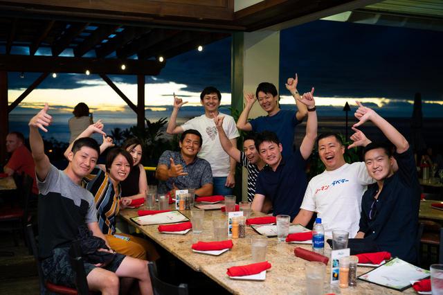 画像: レストランでの打ち上げの様子
