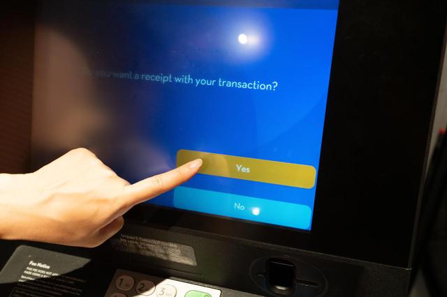 画像: 【ATMでの現金の引き出し方7】レシートを受け取りましょう。