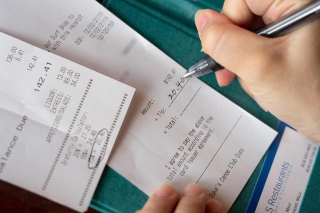 画像3: 【チップの支払い方4】店用のレシートにチップと合計額を記入し、サインします。