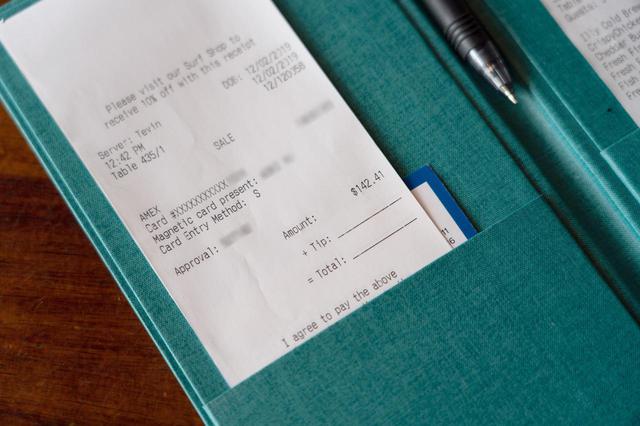 画像1: 【チップの支払い方4】店用のレシートにチップと合計額を記入し、サインします。