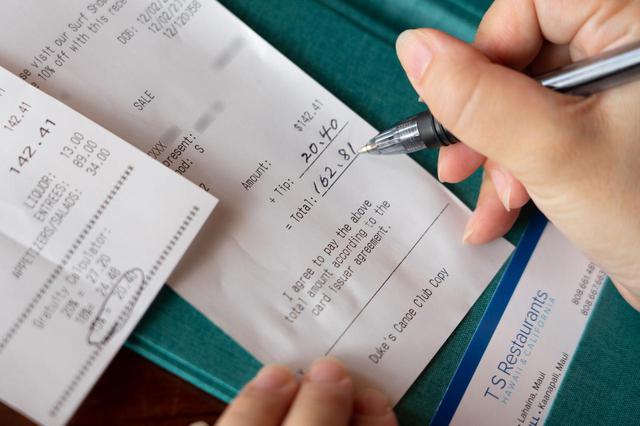 画像4: 【チップの支払い方4】店用のレシートにチップと合計額を記入し、サインします。