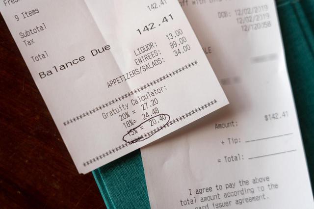 画像2: 【チップの支払い方4】店用のレシートにチップと合計額を記入し、サインします。