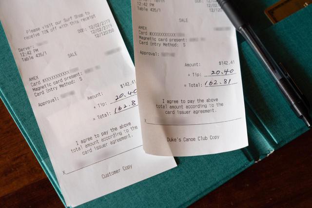 画像5: 【チップの支払い方4】店用のレシートにチップと合計額を記入し、サインします。