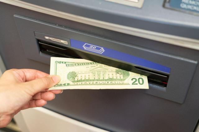 画像: 【ATMでの現金の引き出し方6】現金を受け取ります。