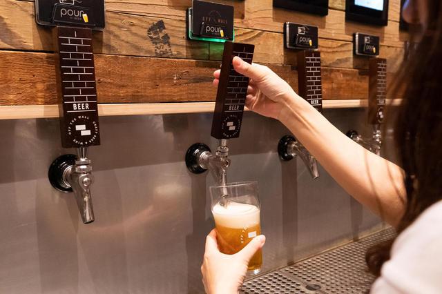 画像8: 3.人気のクラフトビールは“量り売り”で楽しむ。「オフ・ザ・ウォール」