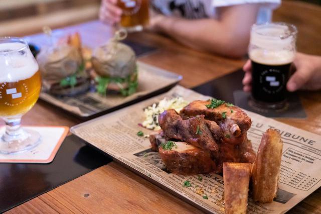 画像12: 3.人気のクラフトビールは“量り売り”で楽しむ。「オフ・ザ・ウォール」