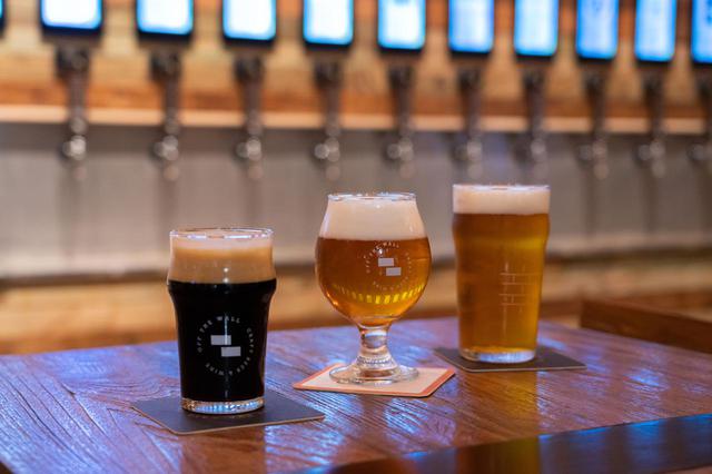 画像1: 3.人気のクラフトビールは“量り売り”で楽しむ。「オフ・ザ・ウォール」