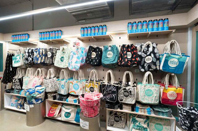 画像1: 圧巻の品揃え。定番のロゴ入りグッズはここで購入したい