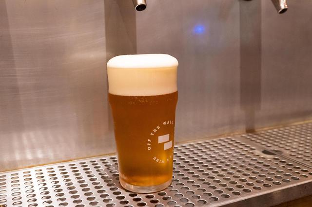 画像11: 3.人気のクラフトビールは“量り売り”で楽しむ。「オフ・ザ・ウォール」
