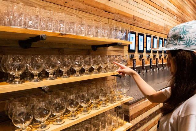 画像5: 3.人気のクラフトビールは“量り売り”で楽しむ。「オフ・ザ・ウォール」