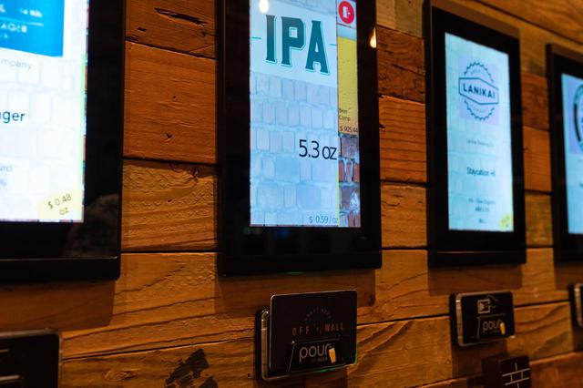 画像9: 3.人気のクラフトビールは“量り売り”で楽しむ。「オフ・ザ・ウォール」