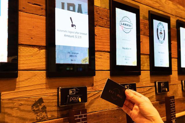 画像10: 3.人気のクラフトビールは“量り売り”で楽しむ。「オフ・ザ・ウォール」