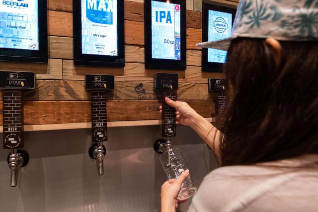 画像7: 3.人気のクラフトビールは“量り売り”で楽しむ。「オフ・ザ・ウォール」