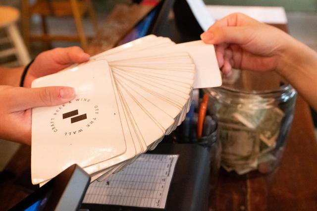 画像3: 3.人気のクラフトビールは“量り売り”で楽しむ。「オフ・ザ・ウォール」
