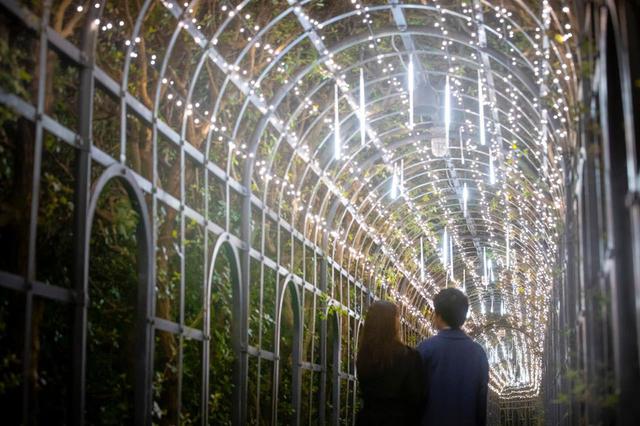 画像: 9.幻想的な「永遠のアーチ」をくぐる