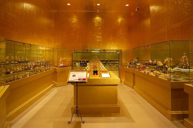 画像: 6.金のパワースポット「黄金の館」