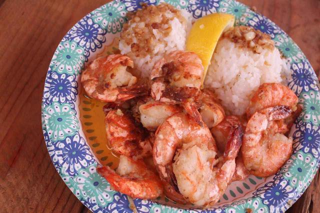 画像: 名物のガーリックシュリンプはエビをにんにくバター、ハーブなどで炒めた料理