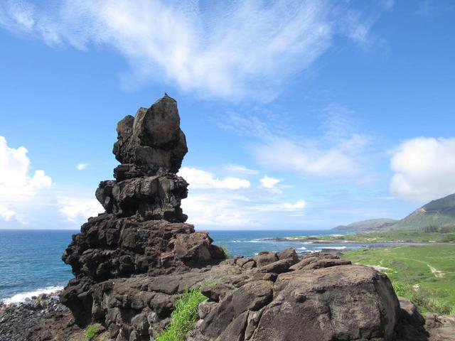画像: 海に向かって立つ、塔のような黒い岩がペレの椅子